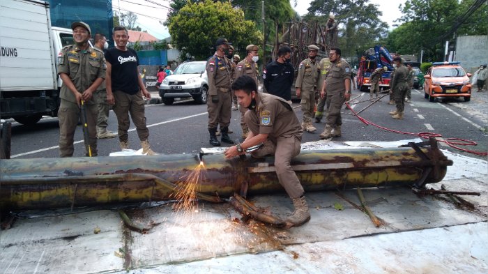 Berdiri di Zona Merah, Reklame di Jalan Wastukencana Dirobohkan Satpol PP, Masih Delapan Titik Lagi