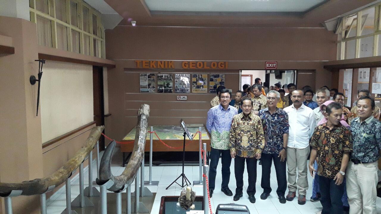 rektor-itb-kadarsah-suryadi-ketika-meninjau-gading-stegodon.jpg