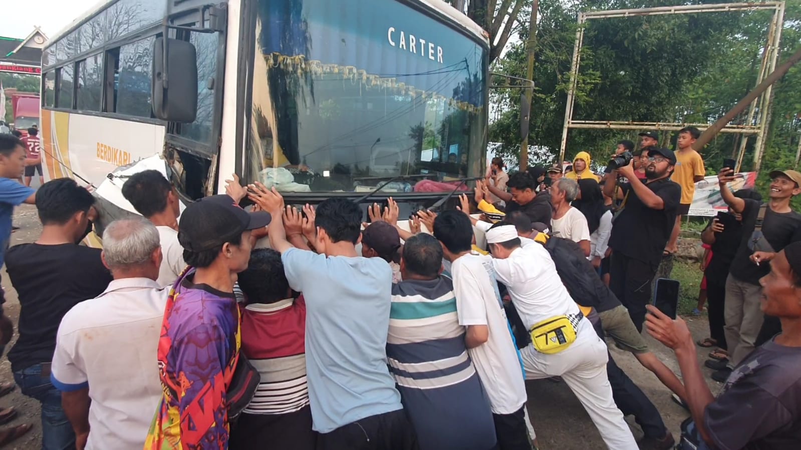 respons-cepat-dedi-mulyadi-kerahkan-warga-evakuasi-kecelakaan-bus-karyawan-vs-honda-jazz.jpg