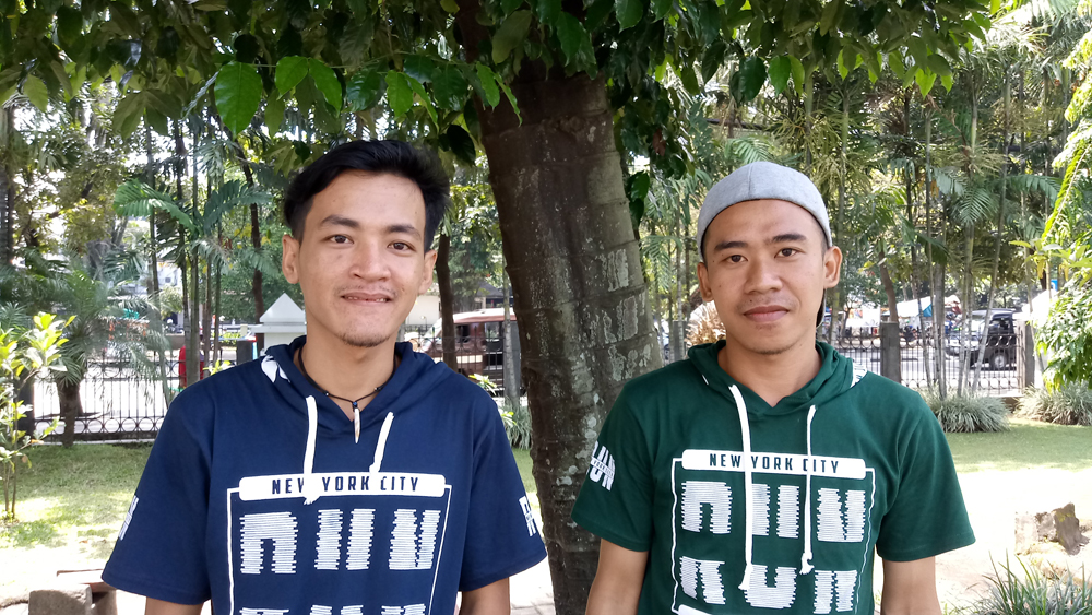 reza-25-dan-ipin-26-wisatawan-asal-jakarta-saat-ditemui-di-museum-geologi_20180102_120548.jpg
