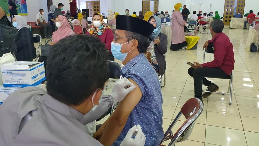 ribuan-guru-di-majalengka-divaksin-hari-ini-persiapan-pembelajaran-tatap-muka-begini-kata-guru.jpg