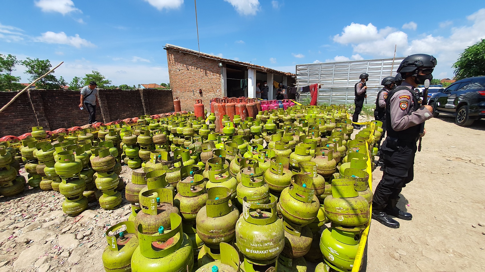 ribuan-tabung-gas-melon-yang-digunakan-untuk-mengisi-gas-nonsubsidi-di-gudang.jpg