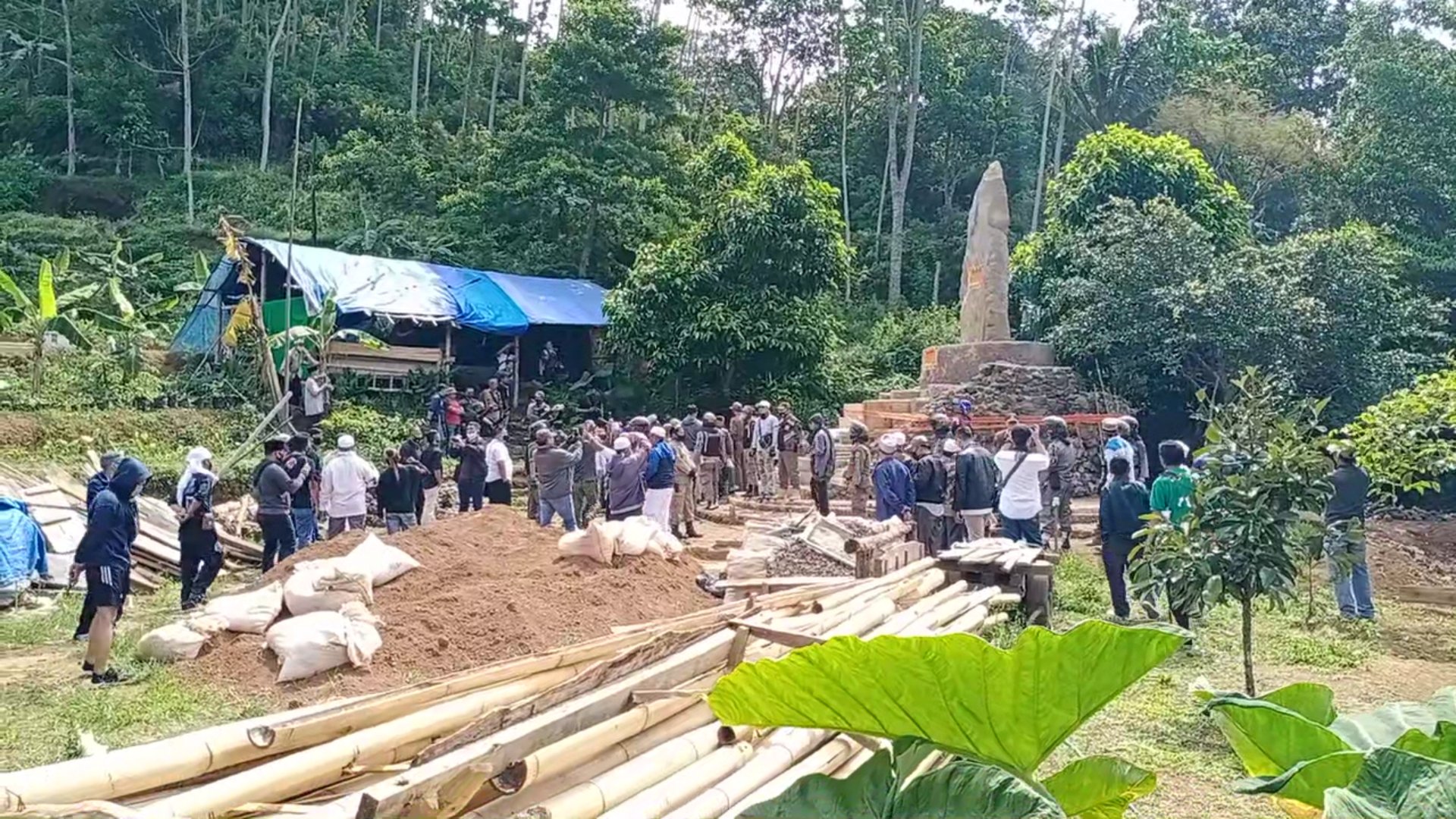 ribuan-warga-datangi-batu-satangtung-di-kuningan-dukung-satpol-pp-segel-bangunan-tugu-itu.jpg