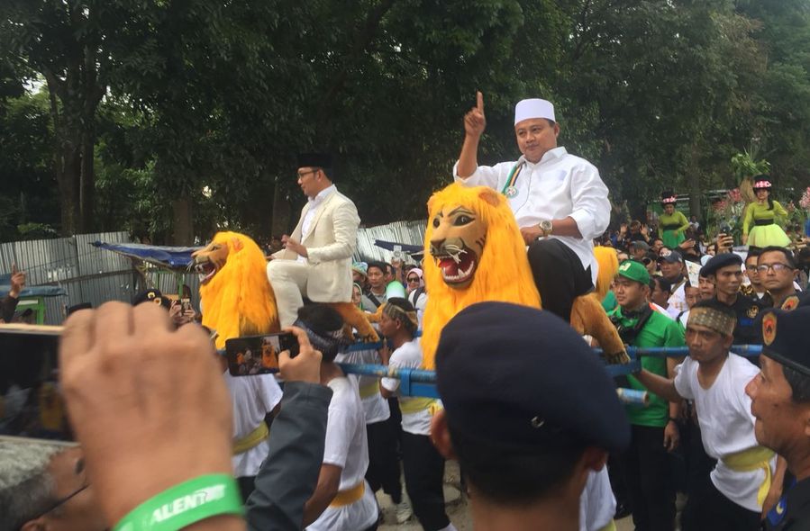 ridwan-kamil-dan-uu-ruzhanul-ulum-naik-sisingaan_20180623_225054.jpg