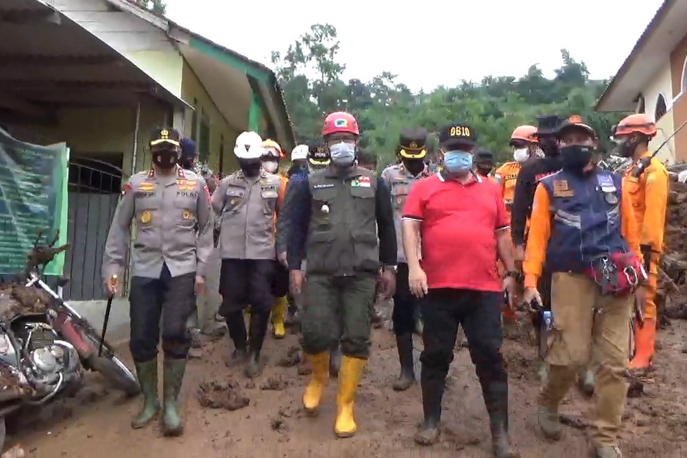 ridwan-kamil-di-lokasi-longsor-cimanggung.jpg