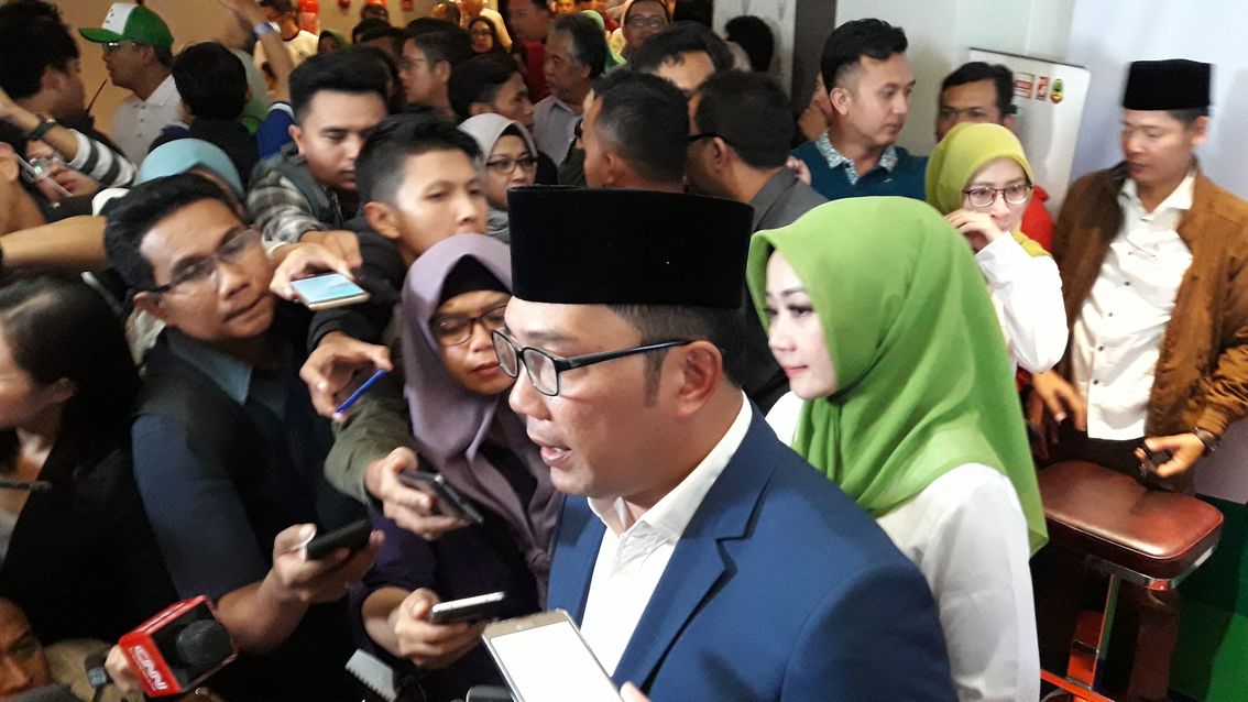 ridwan-kamil-ditemui-wartawan-di-hotel-papandayan_20180627_183958.jpg