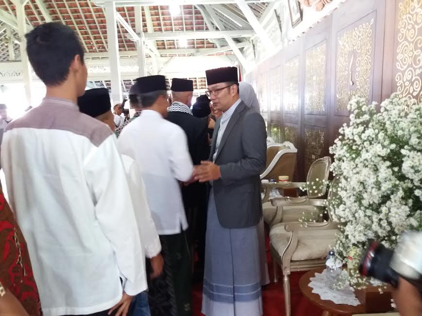 ridwan-kamil-menerima-tamu-di-pendopo-kota-bandung_20170625_155244.jpg