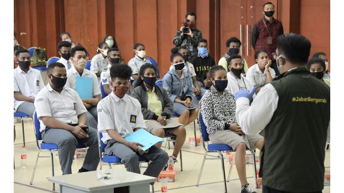 ridwan-kamil-meninjau-swab-test-atau-tes-usap-bagi-90-pelajar-smasmk-asal-papua.jpg