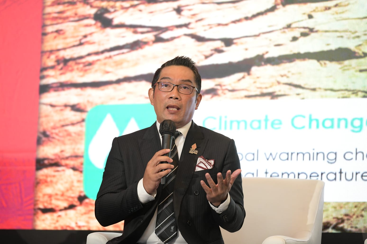 ridwan-kamil-pada-pembukaan-u20-mayor-summit-2022-di-fairmont-hotel-jakarta-selasa-3082022.jpg