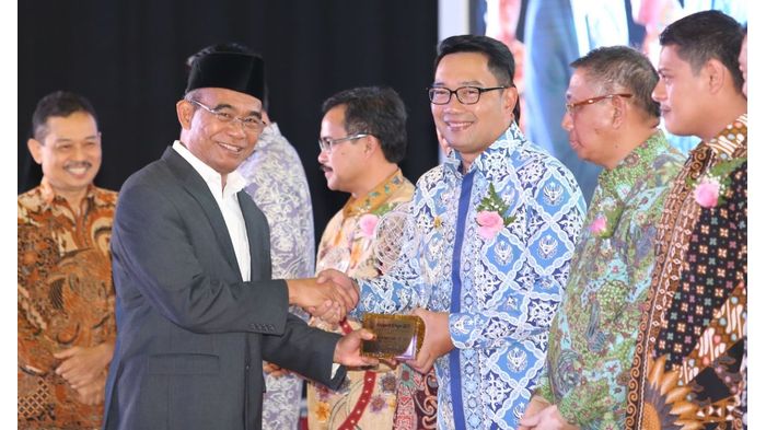 ridwan-kamil-raih-penghargaan-kihajar-2017_20171117_210418.jpg