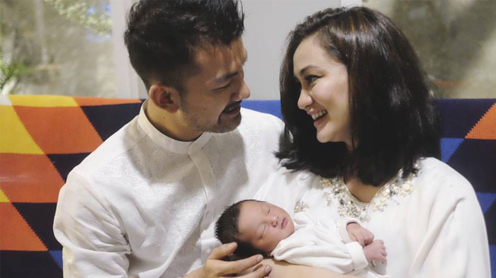 Rio Dewanto Telanjang Dada Saat Gendong Putrinya, Netizen Jadi Salah Fokus!