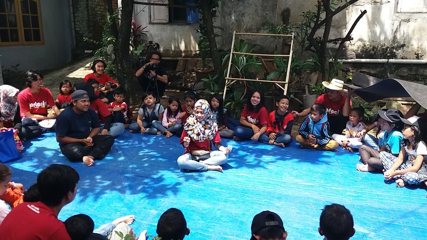 Relawan Gelar Terpal, Anak-anak Berdatangan dan Semangat Belajar Meski Ditempa Panas