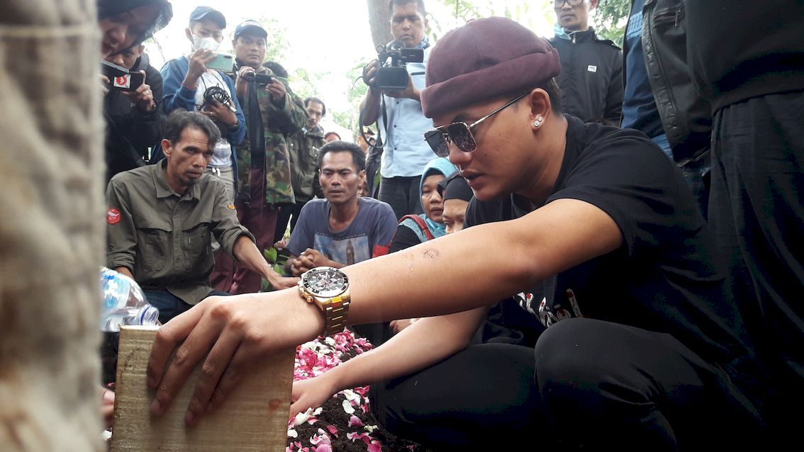 rizky-febian-di-pemakaman-ibunya-lina-juabedah-di-tpu-nagrog.jpg