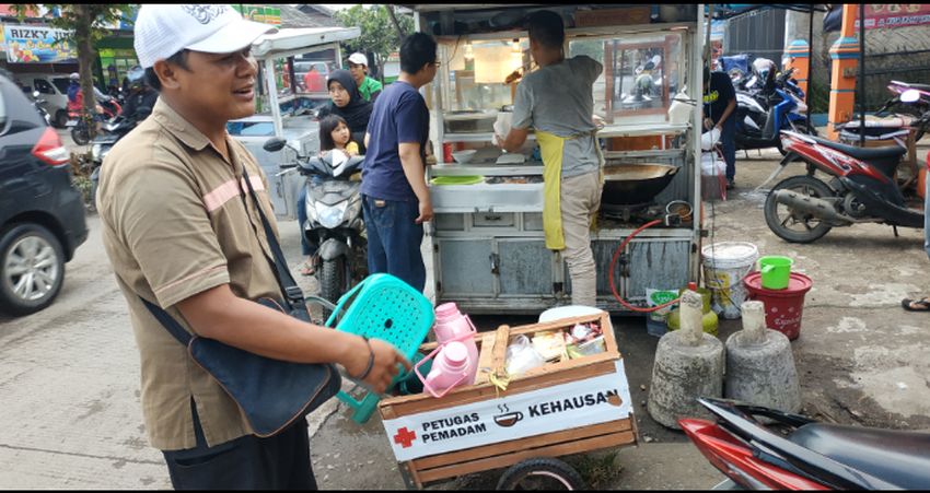 Penjual Kopi Unik, Pakai Gerobak Mini, Berawal dari Tertabrak Angkot