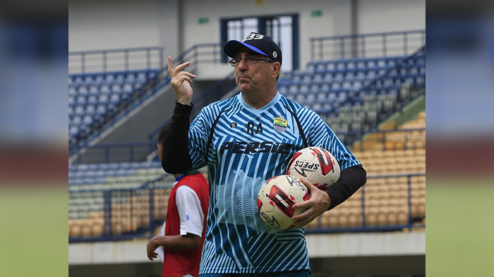 robert-alberts-dalam-latihan-persib-bandung.jpg