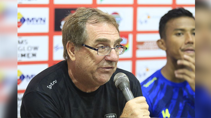 robert-alberts-dalam-sesi-konferensi-pers-setelah-pertandingan-arema-fc-vs-persib-bandung.jpg