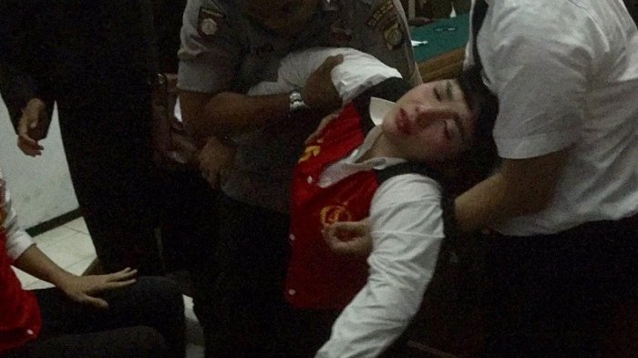 Dituntut 5 Tahun Penjara, Roro Fitria Pingsan di Ruang Sidang