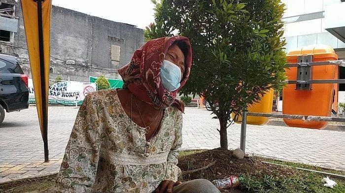 Jenazah Anaknya Ditahan Rumah Sakit, Rosianna Menangis di Pelataran RS