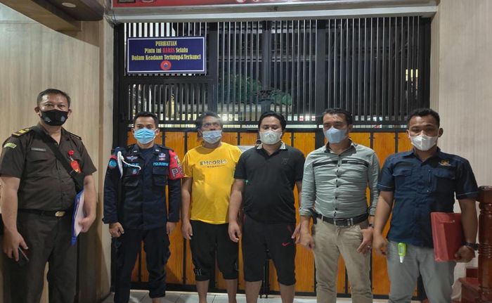 roy-marhenda-ketiga-dari-kanan-dan-ayahnya-suhenda-ketiga-dari-kiri.jpg