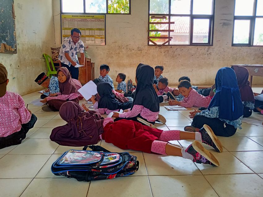 ruang-kelas-butut-tak-ada-kursi-wc-pun-tak-berfungsi-kondisi-sdn-jatimunggul-1-indramayu.jpg