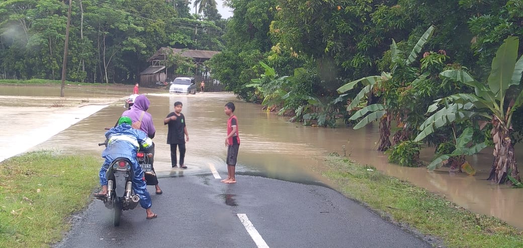 ruas-jalan-provinsi-di-kampung-cihuni-terendam-banjir.jpg