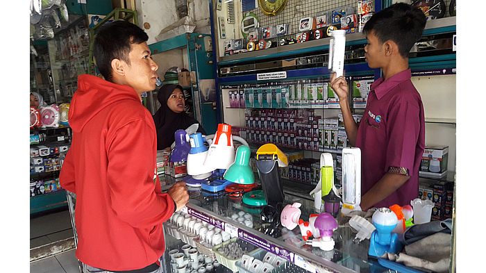 rukmana-pembeli-lampu-darurat-di-pasar-tanjungsari-senin-582019.jpg