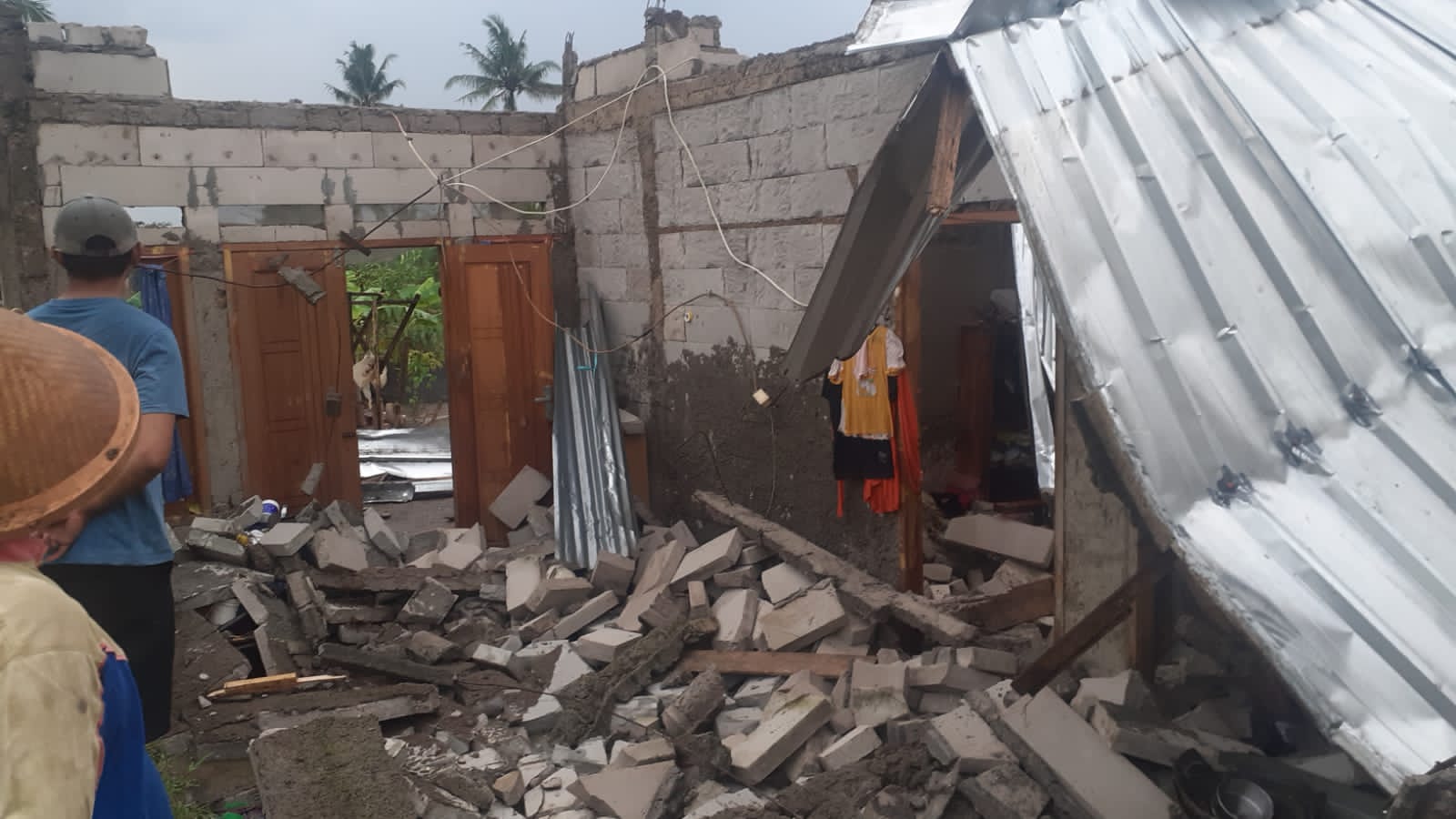 rumah-ambruk-di-cianjur-akibat-hujan-deras-disertai-angin.jpg