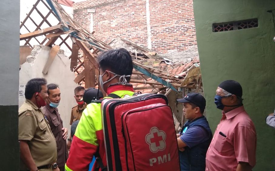 Rumah di Babakan Kidul Cimahi Ambruk, Mamat Luka di Kepala Tertimpa Runtuhan