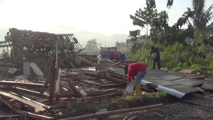 rumah-di-kampung-cihuni-desa-cimayasari-rumah-ambruk.jpg