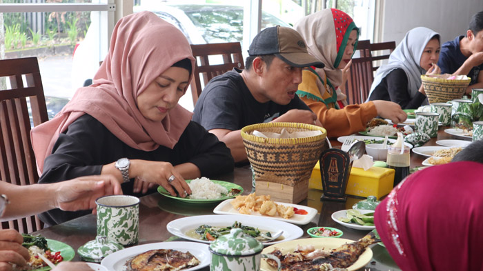 Tak Perlu Jauh ke Sulawesi, di Bandung Anda Juga Bisa Makan Ikan Bakar Khas Makassar di Resto Ini