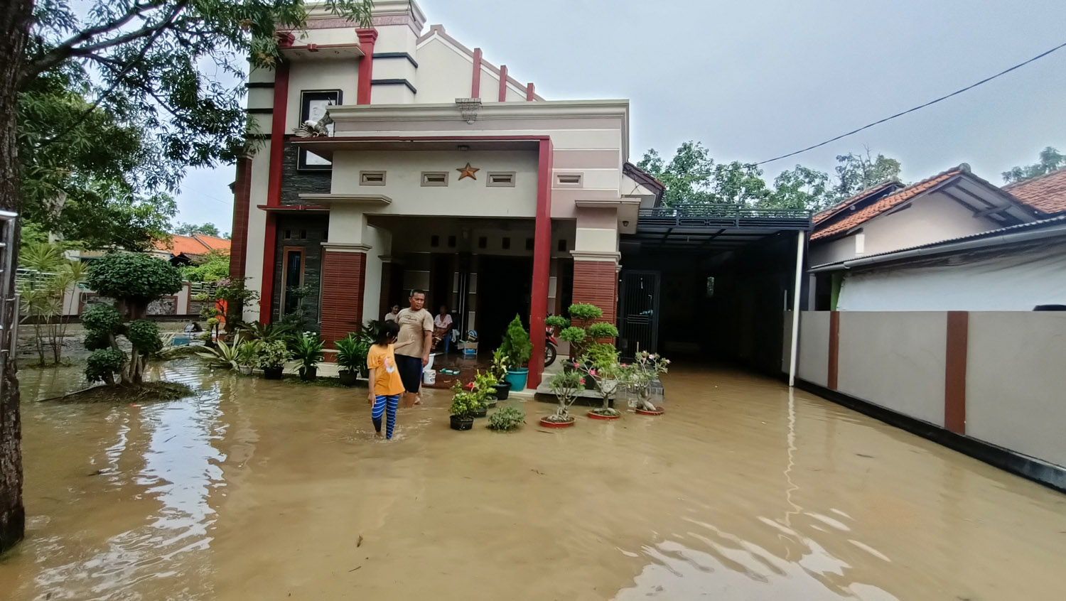 rumah-mewah-ikut-terendam-banjir-indramayu.jpg