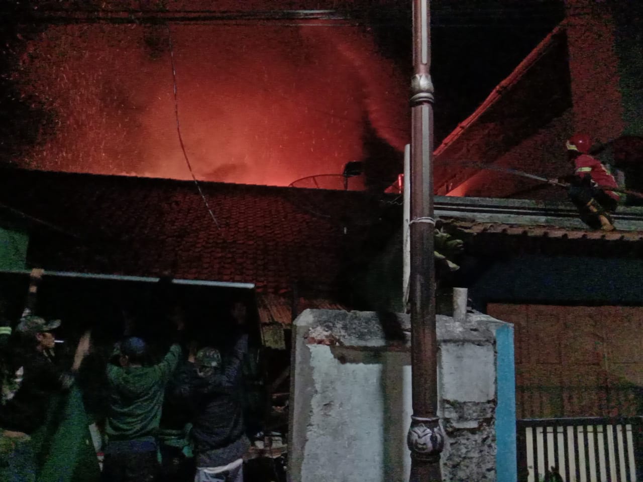 rumah-milik-doni-52-warga-lingkungan-angrek-ludes-terbakar.jpg