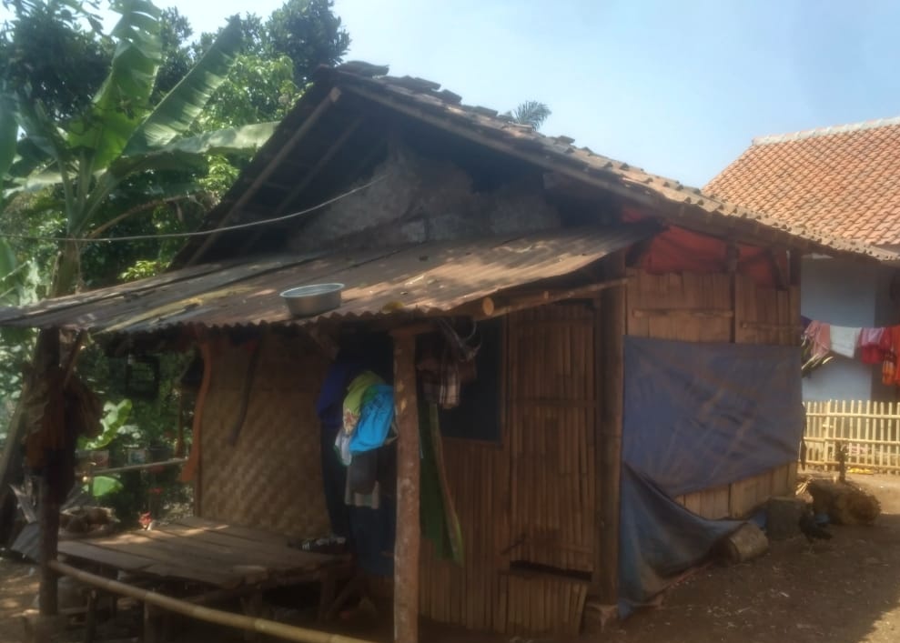 rumah-pasangan-muda-yang-kumuh-tanpa-sanitasi-dan-air-bersih-di-nagreg-kabupaten-bandung.jpg