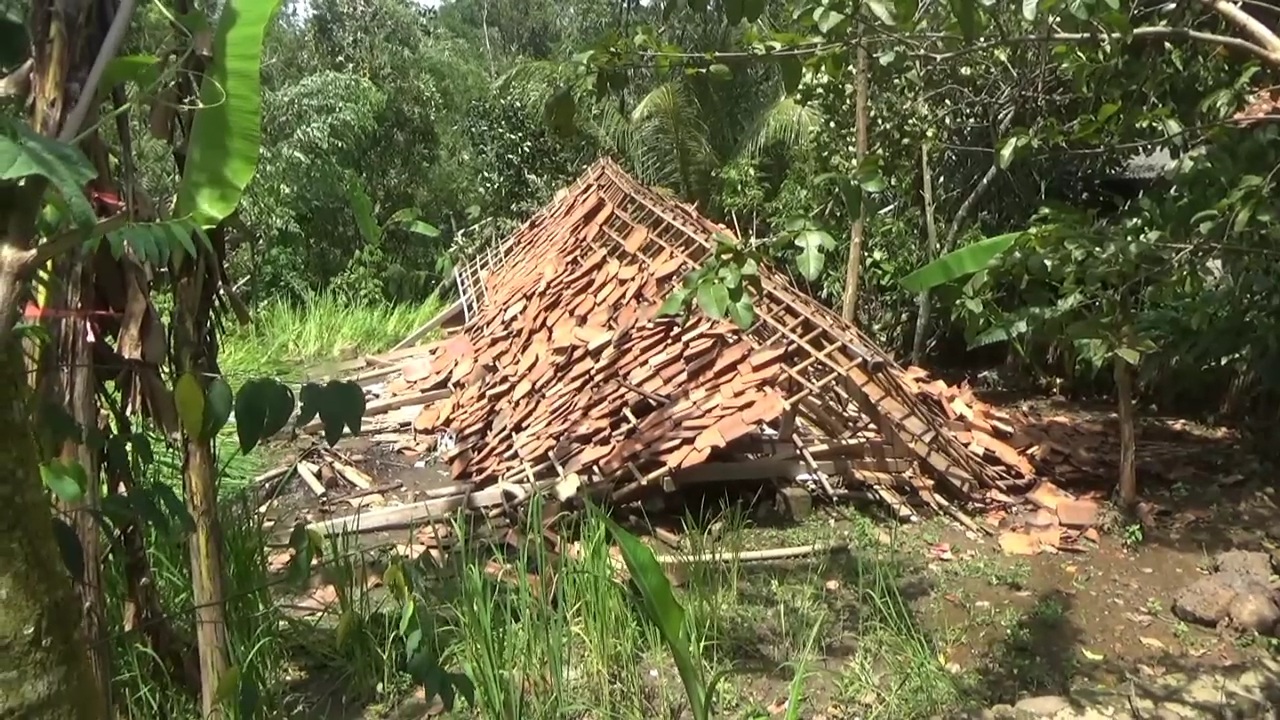 rumah-ramli-rata-dengan-tanah-akibat-angin-puting-beliung.jpg