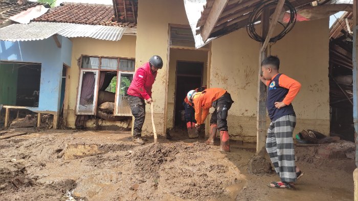 rumah-rusak-banjir-bandang-sukalilah.jpg