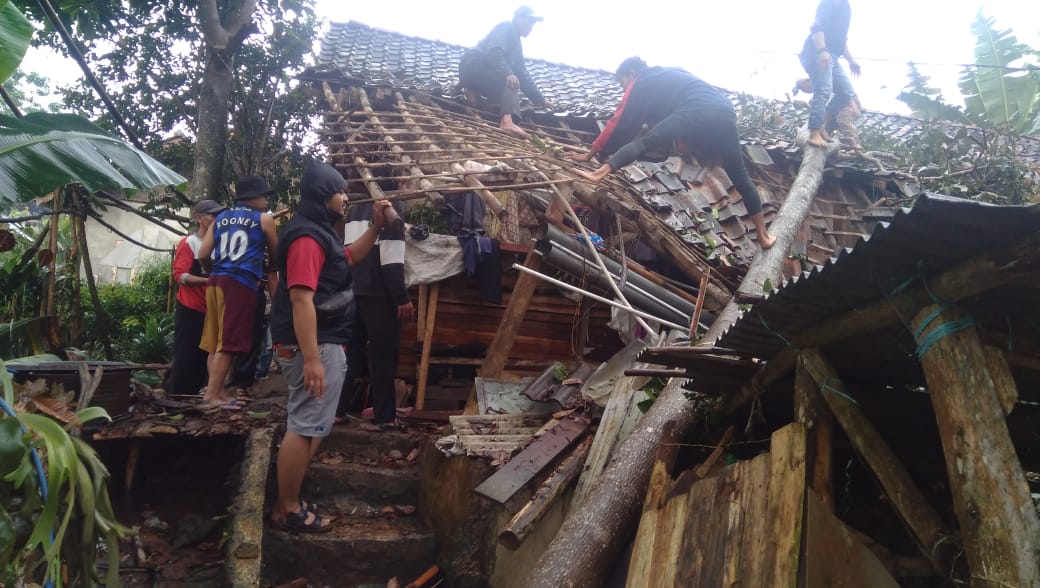 rumah-rusak-di-cikalongwetan-bandung-barat-diterjang-angin-puting-beliung.jpg