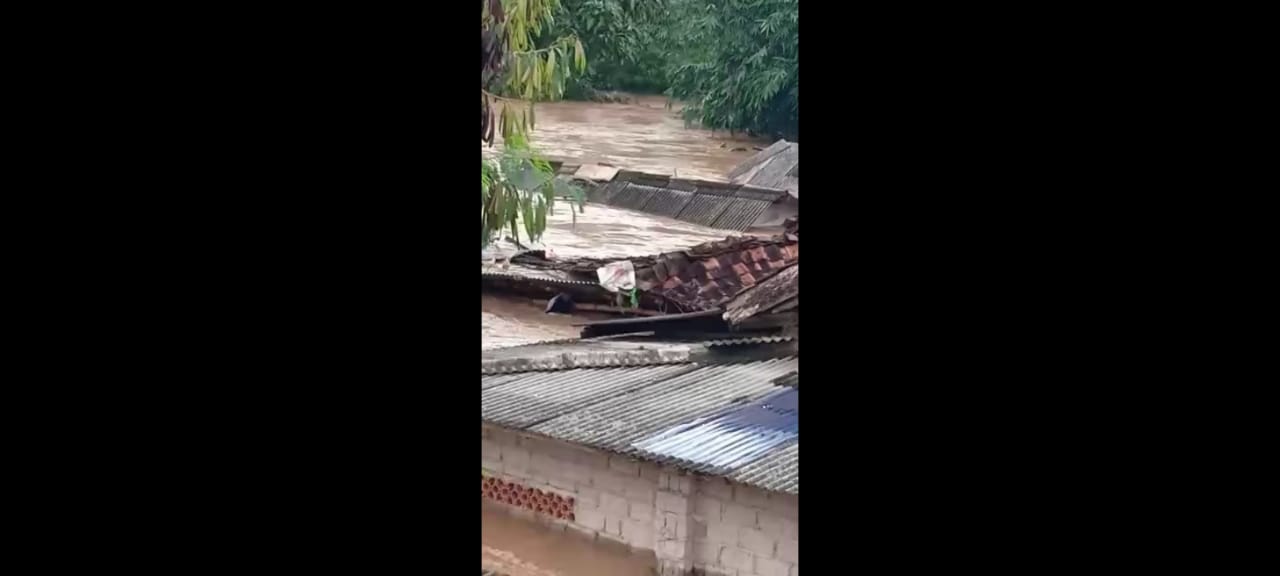 rumah-terseret-arus-banjir-di-desa-mekarjati-indramayu.jpg