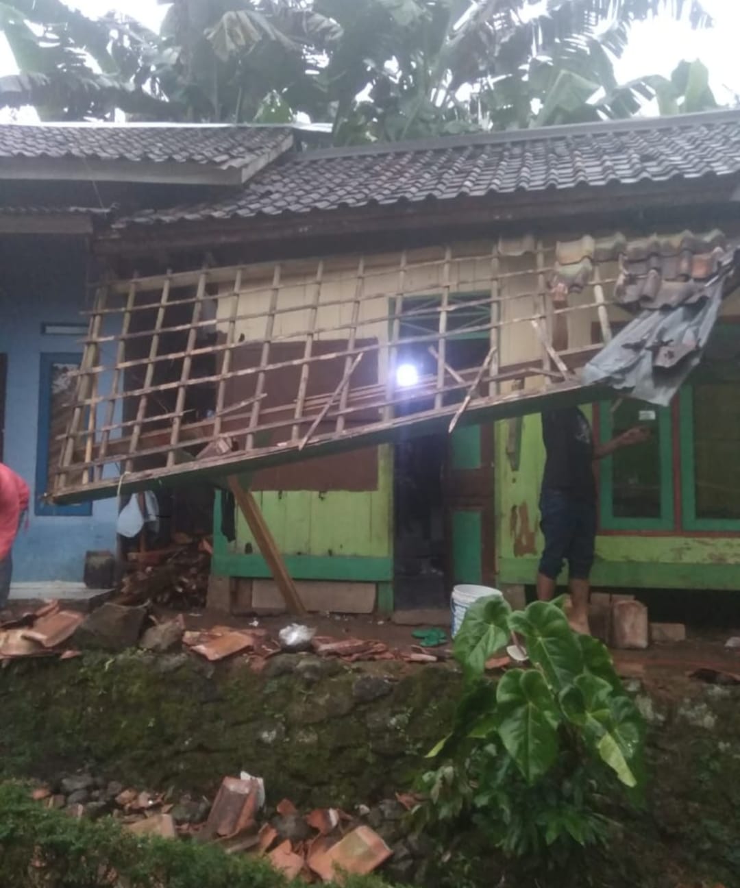 rumah-warga-di-kabupaten-sukabumi-rusak-parah-senin-692021.jpg