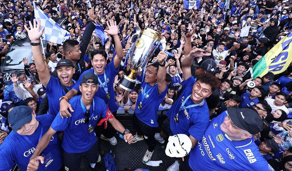 rut-dalam-pawai-Juara-Persib-di-Kota-Band.jpg
