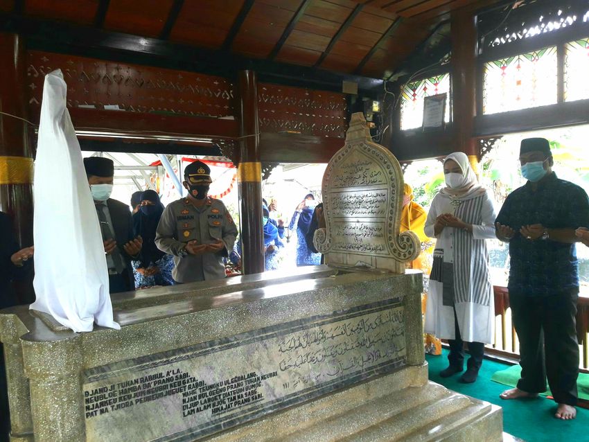 saat-anggota-dewan-perwakilan-rakyat-aceh-dpra-berziarah-ke-makam-cut-nyak-dhien-di-sumedang.jpg