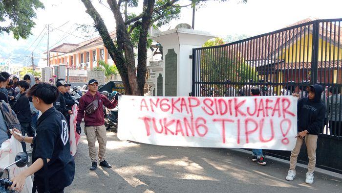 saat-berunjuk-rasa-di-depan-Gedung-DPRD-Sumedang-Senin-3092024.jpg
