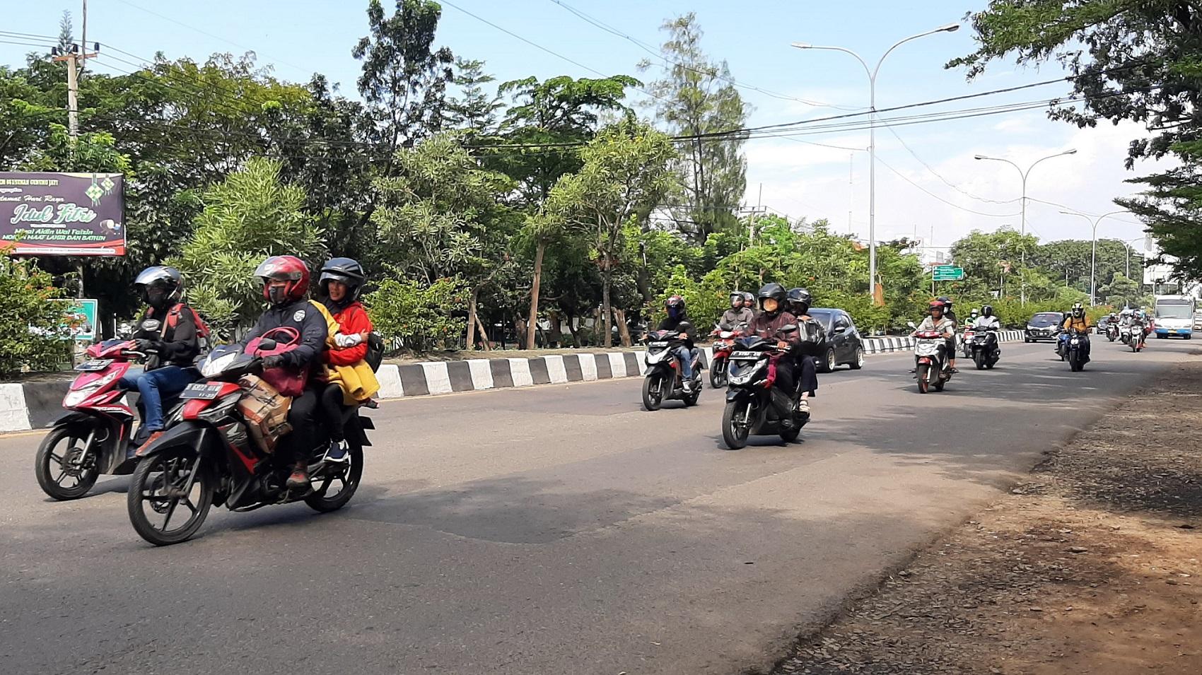 saat-melintasi-jalur-Pantura-di-Jalan-Brigjend-Dharsono.jpg
