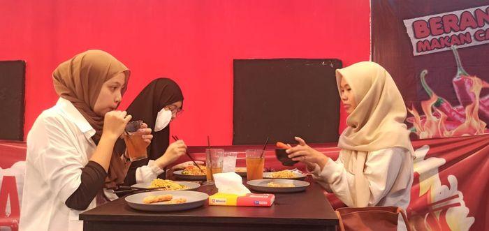 Menikmati Buka Puasa dengan Mie Tragis Uji Nyali Rasa Pedas, Gratis Buat yang Mampu Capai Level Ini