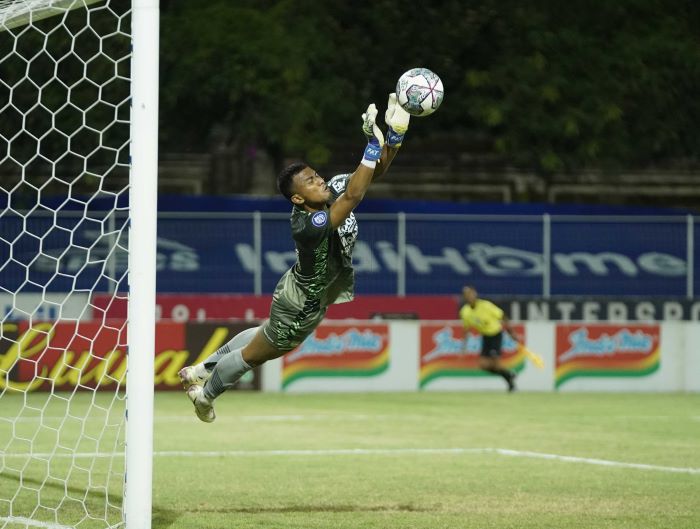 salah-satu-aksi-kiper-teja-paku-alam-saat-persib-berhadapan-dengan-persikabo.jpg