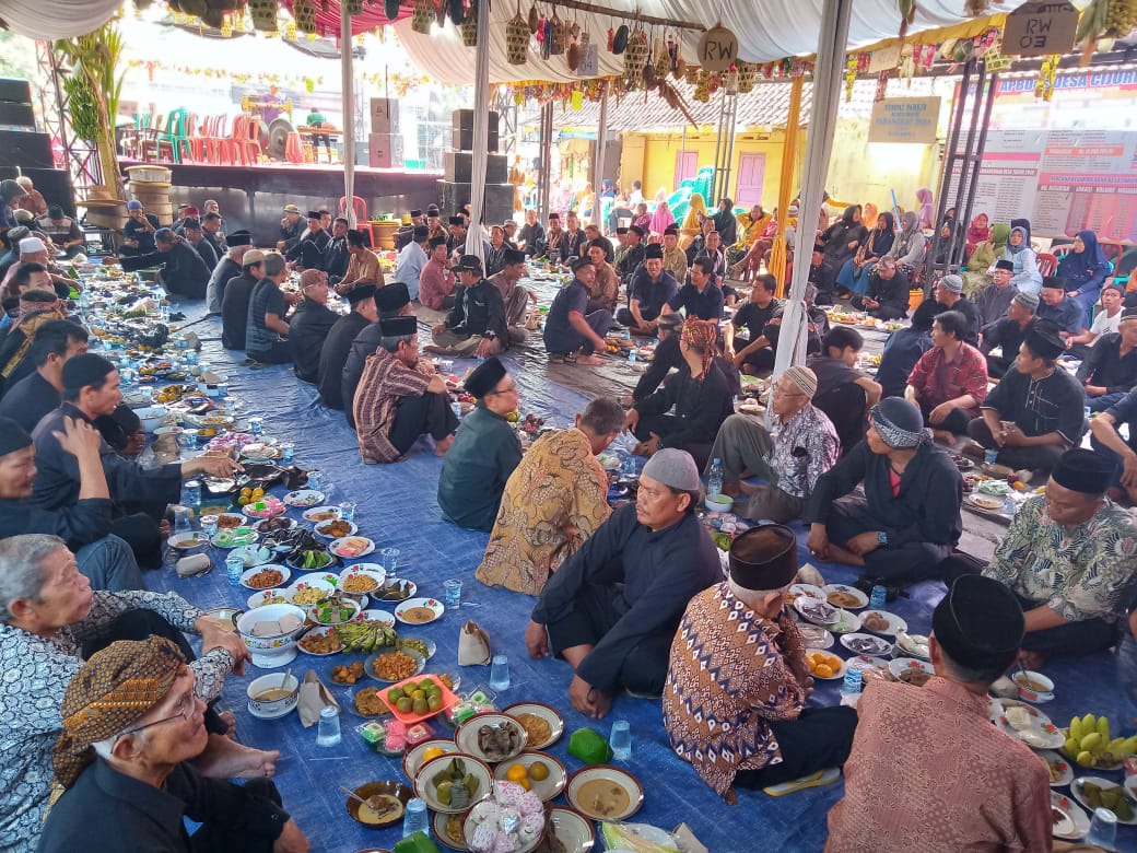 salah-satu-kegiatan-ruwatan-yaitu-makan-bersama-di-desa-cijurey.jpg