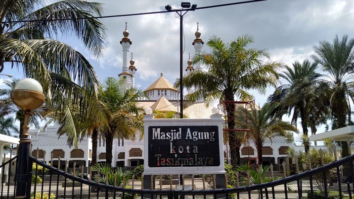 salat-iduladha-1441-di-masjid-agung-kota-tasikmalaya-diprioritaskan-untuk-warga-sekitar.jpg