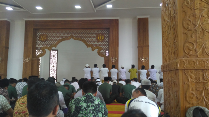 salat-jumat-pertama-di-tajug-gede-cilodong-purwakarta-pada-jumat-21122018.jpg