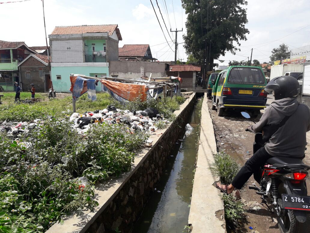 sampah-sampah-yang-menumpuk-di-pinggir-jalan-raya-rancaekek-jumat-1212018_20180112_185908.jpg