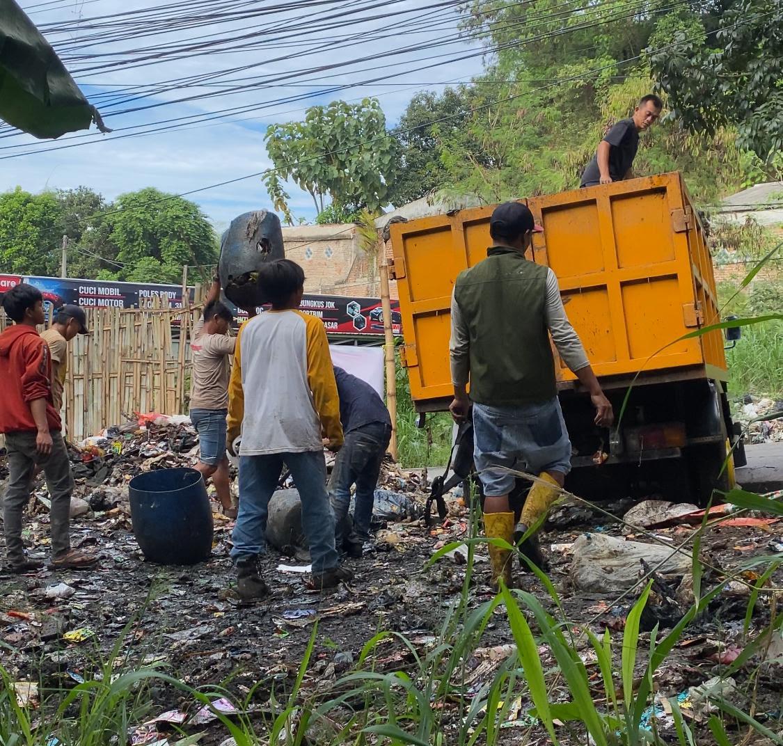 Kades Sariwangi Tunggui Petugas yang Angkut Tumpukan Sampah di Tanjakan Endog Gegerkalong Bandung