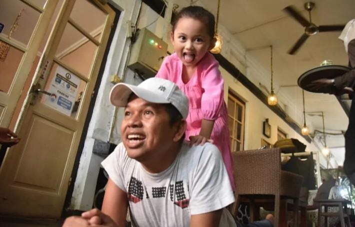 sang-istri-menggugat-cerai-dedi-mulyadi-unggah-foto-mengharukan-bersama-putri-bungsunya.jpg